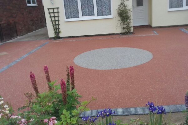 Resin Bound Driveway with brick edges and circular contrasting area in the middle